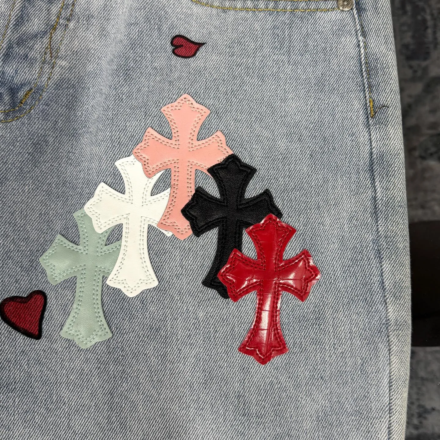 P250 Chrome Hearts | 25TX CH Chrome Hearts joint clown limited edition graffiti crocodile leather jeans. Very rare on the market. The 17 crosses on the entire pair of pants are made of three different materials (crocodile skin, lambskin, horse hair). The materials are all real materials. They are not comparable to ordinary styles. A great item to buy 🔥 Color: light blue Size: 28/30/32/34/36 Waist: 72/77/82/87/92 Sitting: 99/104/109/114/119 Pants length: 100/102/104/106/108